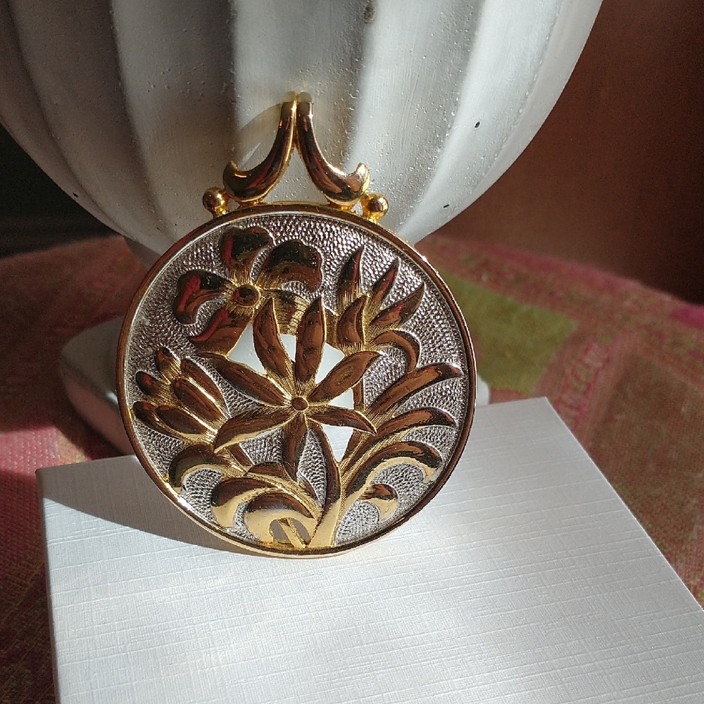 Round Gold Floral Pendant Necklace